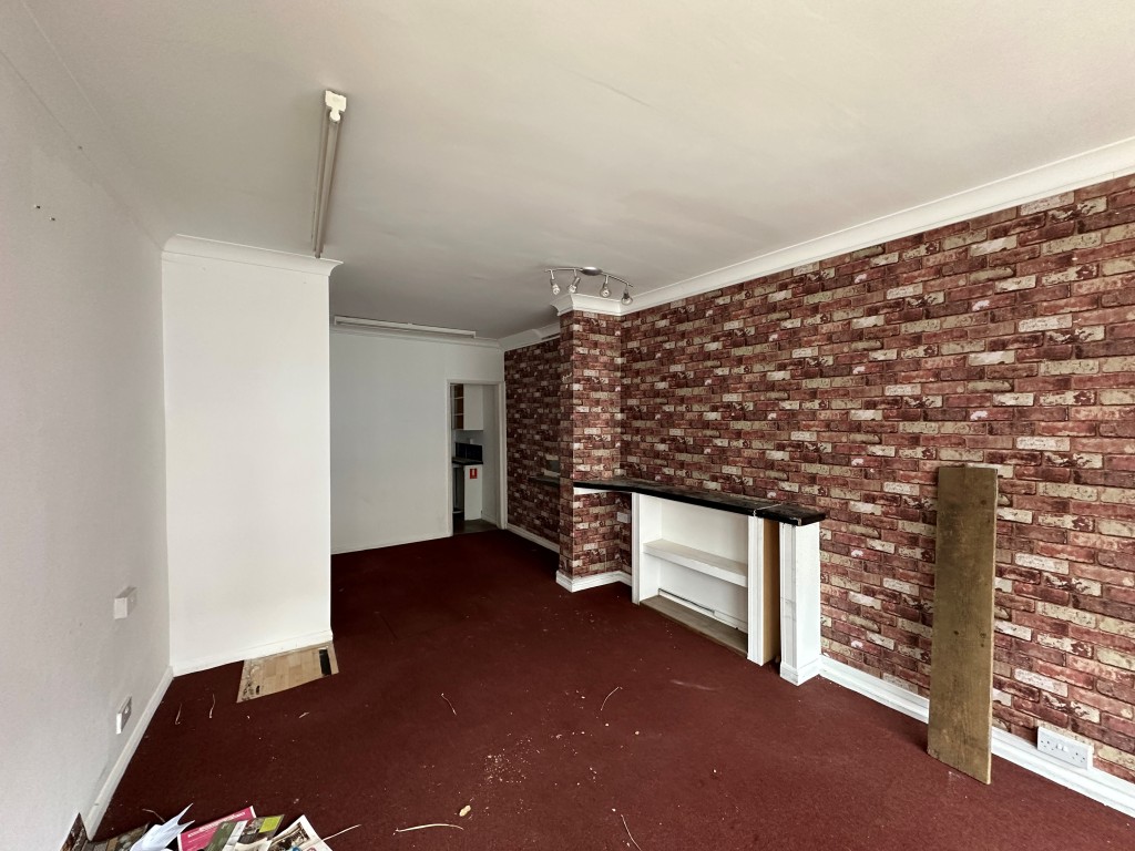 Lot: 11 - COMMERCIAL UNIT WITH FREEHOLD OF BLOCK - Shop Floor